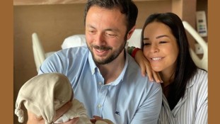 Ünlü şarkıcı Bengü ikinci bebeğini kucağına aldı