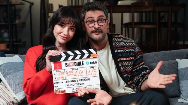 Özge Gürel ve Onur Tuna'nın Başrolünü Paylaştığı 'Bi Dinle' Sete Çıktı! 